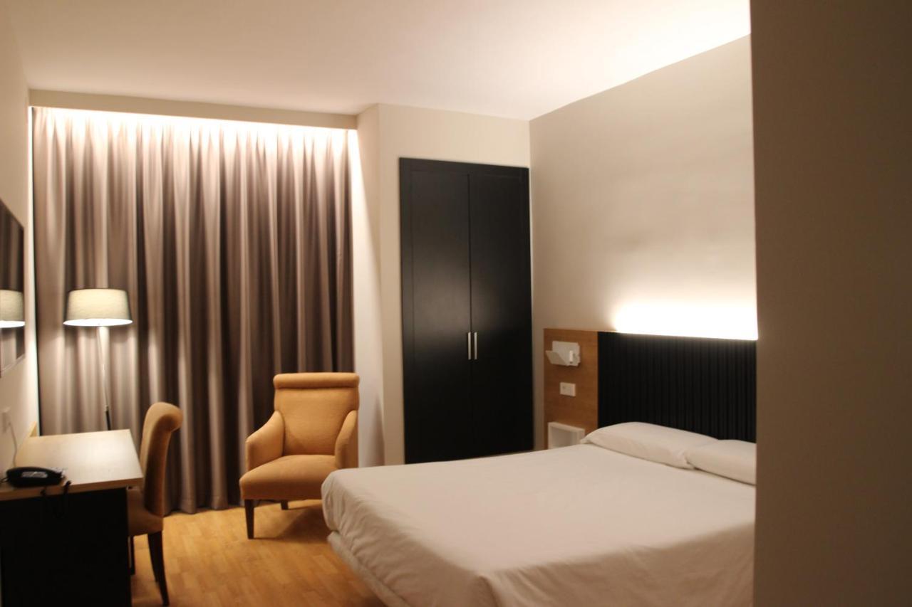 Hotel Alcantara Caces Екстериор снимка