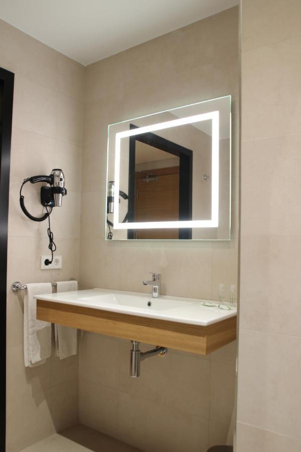 Hotel Alcantara Caces Екстериор снимка