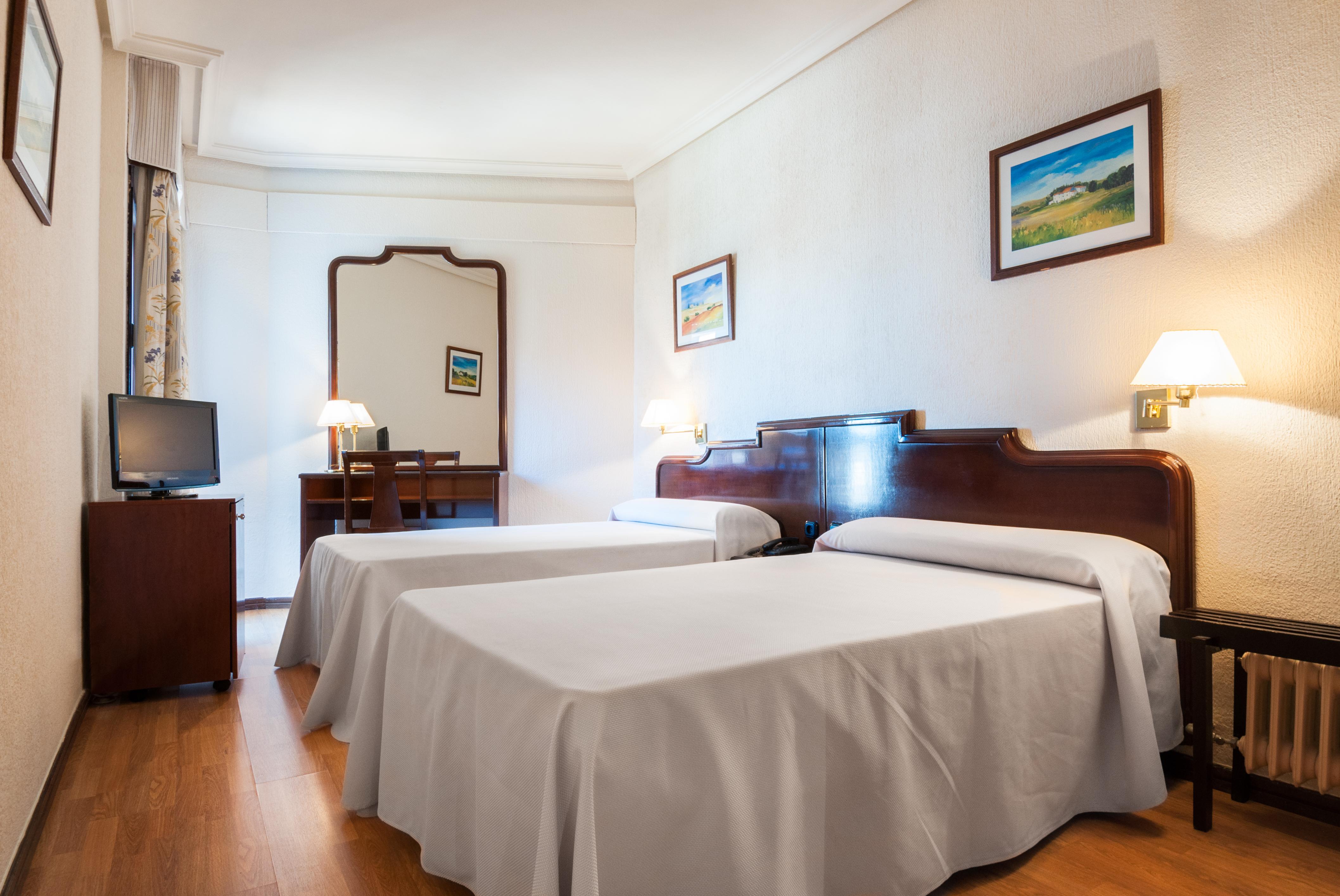 Hotel Alcantara Caces Екстериор снимка