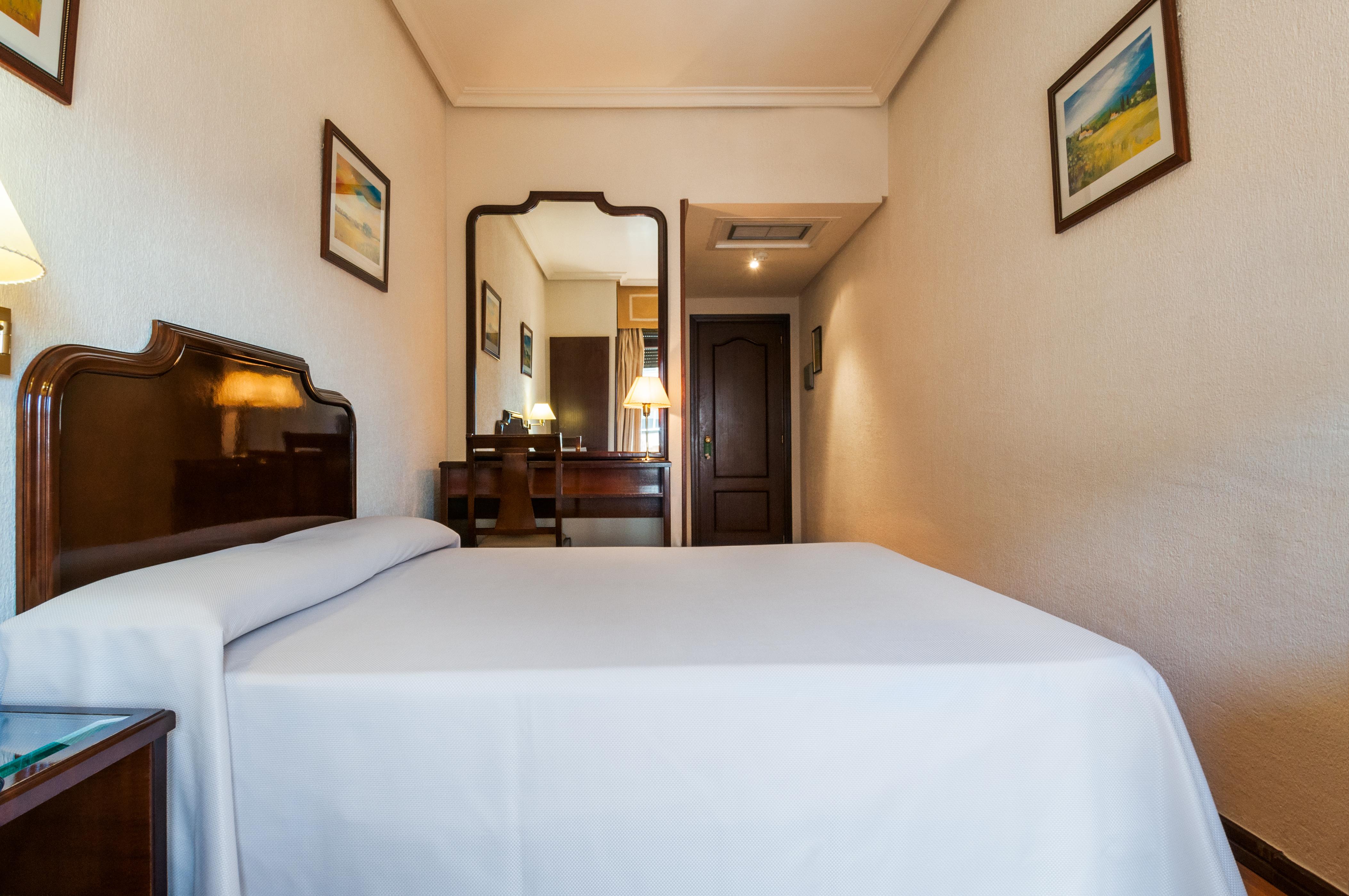 Hotel Alcantara Caces Екстериор снимка