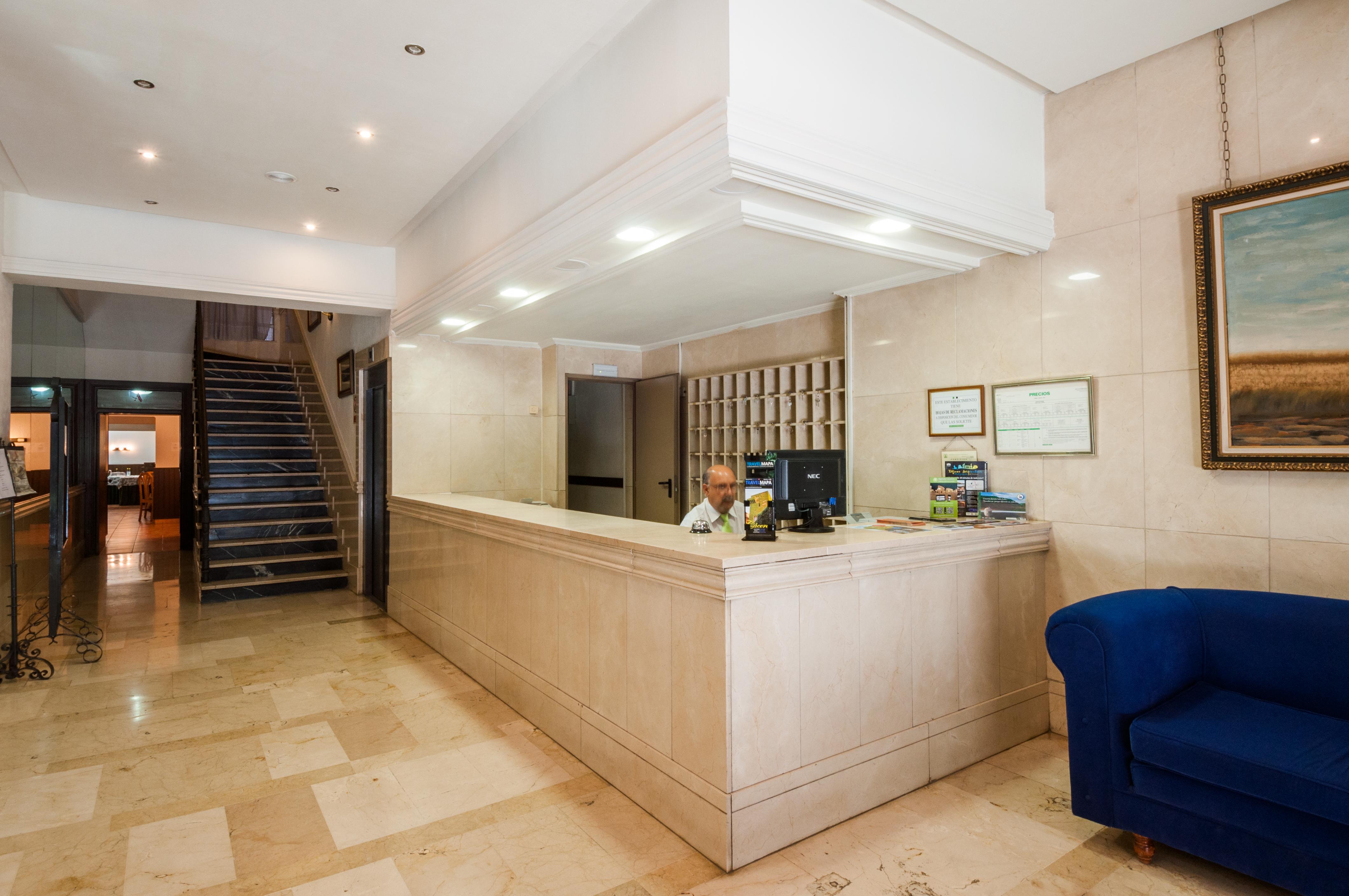 Hotel Alcantara Caces Екстериор снимка