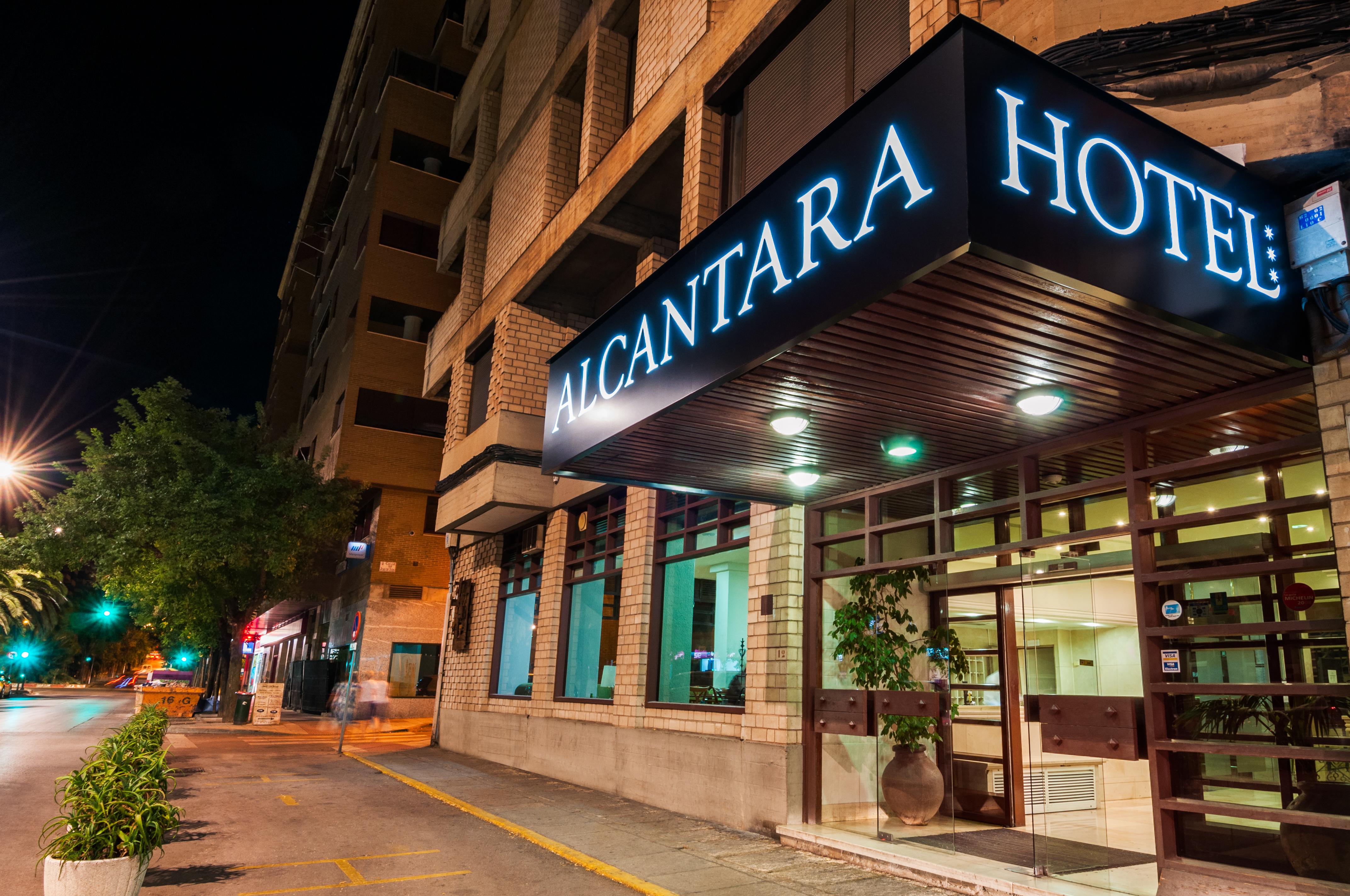 Hotel Alcantara Caces Екстериор снимка