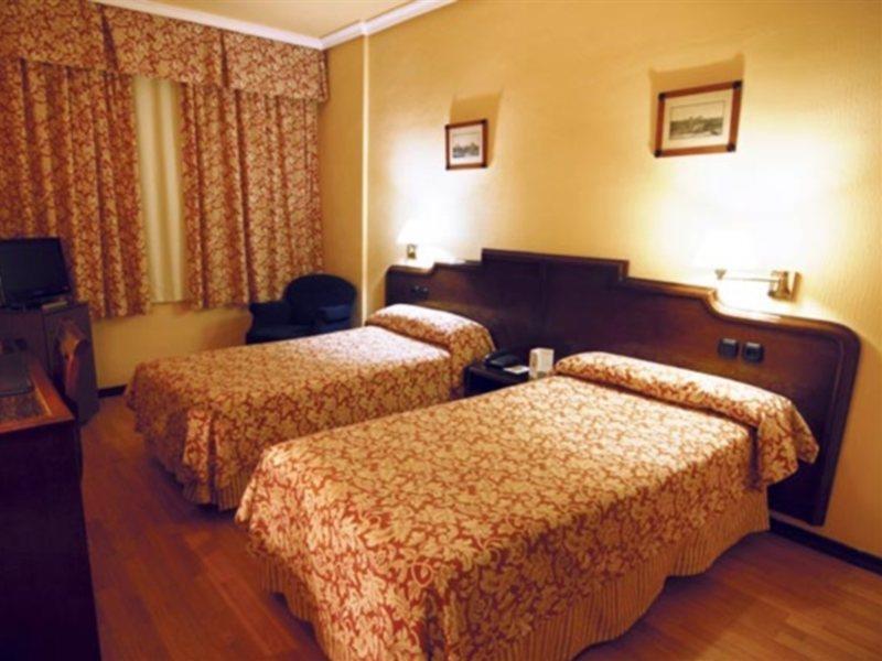 Hotel Alcantara Caces Екстериор снимка