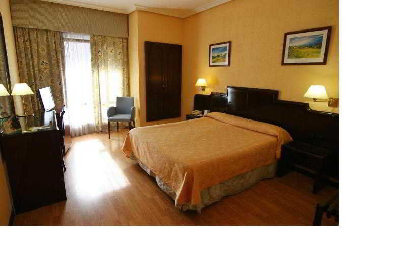 Hotel Alcantara Caces Екстериор снимка