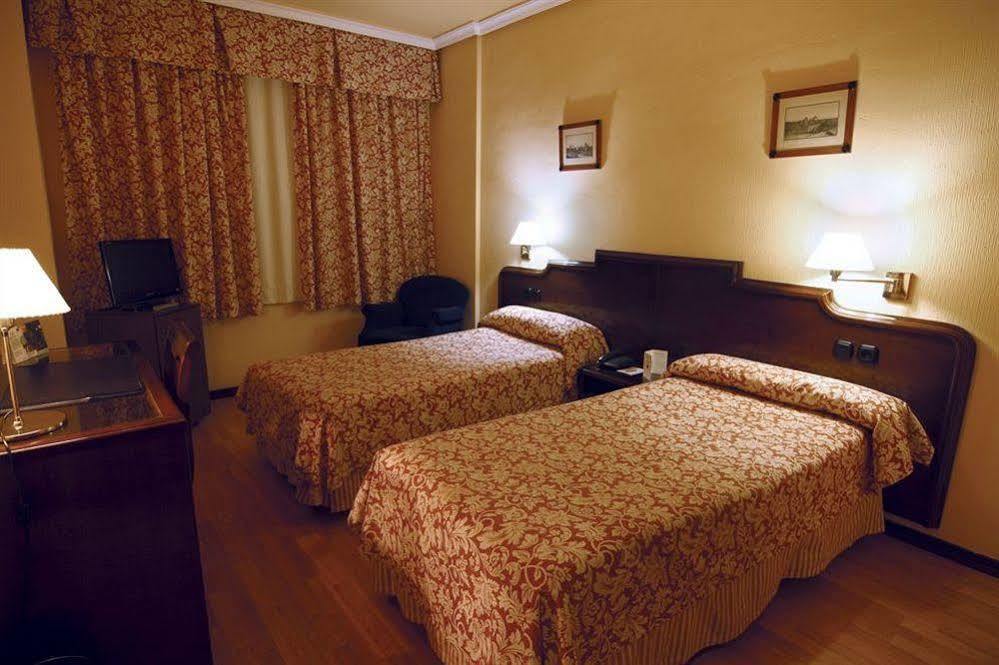 Hotel Alcantara Caces Екстериор снимка